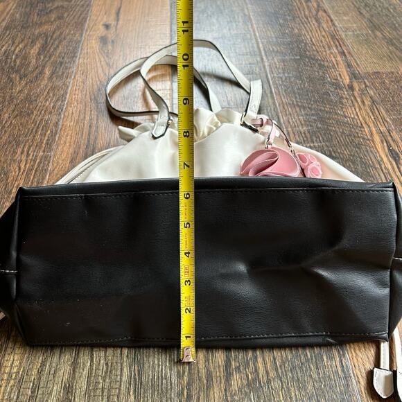 Victoria’s Secret Black & White Drawstring Tote Bag Pink Interior Floral Charm - Picture 9 of 10